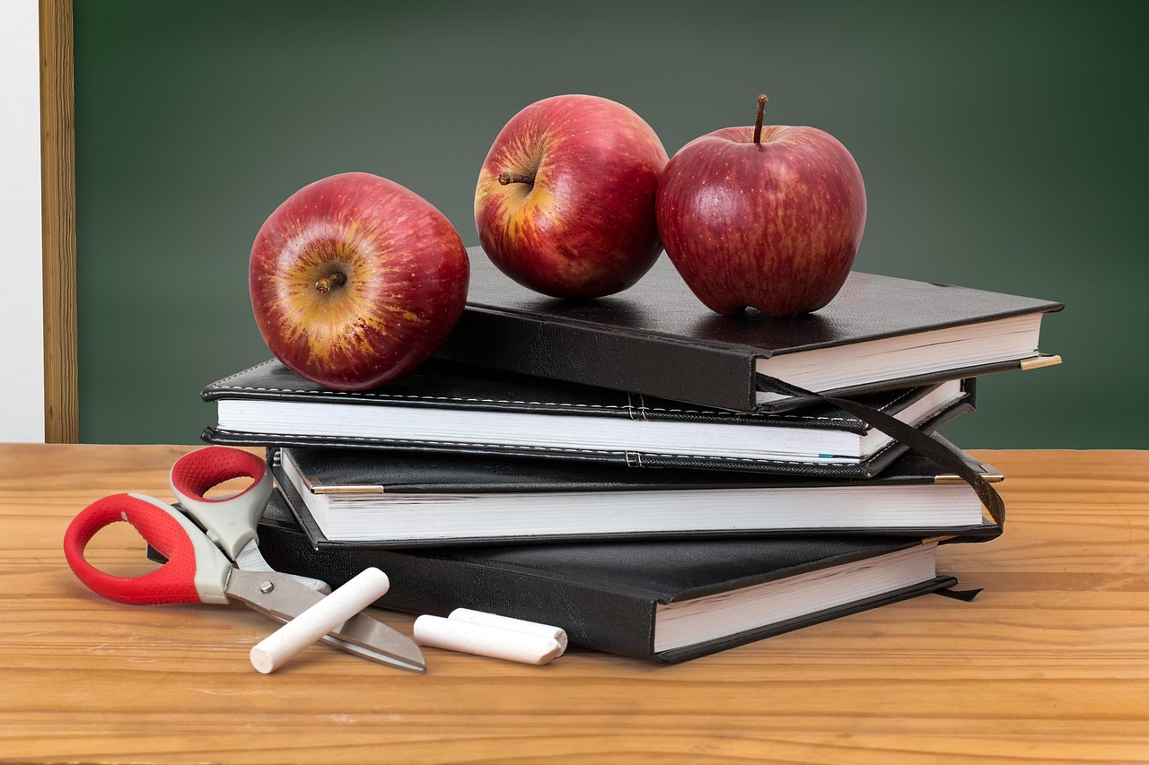 apples, books, school-2276269.jpg